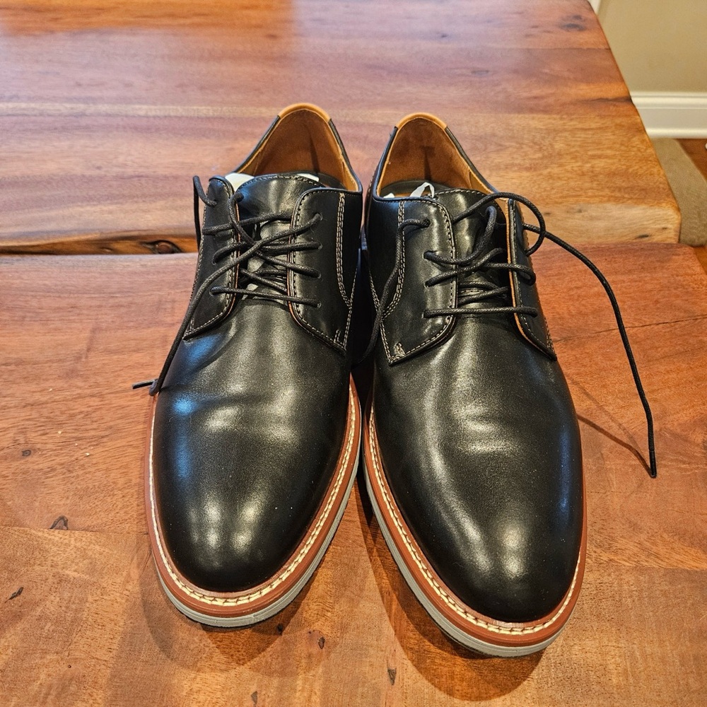 Black Oxford Shoes with Glossy Finish Smooth Leather and Thick Sole
